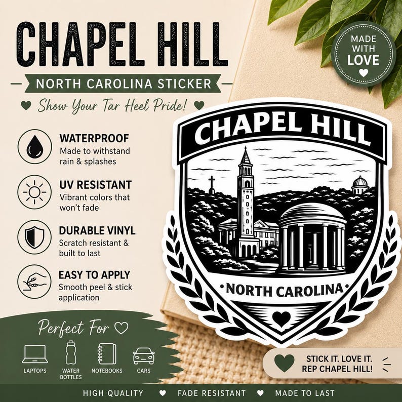 Puede incluir: Una pegatina de vinilo en blanco y negro con un dise&ntilde;o en forma de escudo y el texto Chapel Hill North Carolina. La ilustraci&oacute;n muestra una torre de reloj alta y un edificio con c&uacute;pula rodeado de &aacute;rboles, enmarcado por hojas de laurel.
