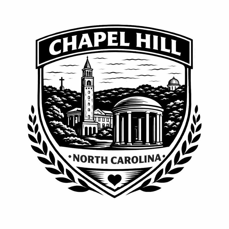 Puede incluir: Un emblema gr&aacute;fico en blanco y negro con el texto CHAPEL HILL en la parte superior y NORTH CAROLINA en la inferior. La ilustraci&oacute;n central muestra una torre de campana alta y un edificio con c&uacute;pula rodeado de &aacute;rboles, enmarcado por laureles.