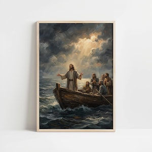 Puede incluir: Una impresión enmarcada representa una escena religiosa de un hombre en un bote sobre un mar tormentoso. El hombre, con los brazos extendidos, está rodeado por otros. El cielo es oscuro con nubes dramáticas y un rayo de luz brilla.