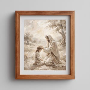 Puede incluir: Una impresión enmarcada representa una escena religiosa. Una figura con una túnica blanca coloca una mano sobre la cabeza de un niño arrodillado. La obra de arte utiliza tonos apagados y un estilo pictórico suave, en un entorno natural con árboles y luz.