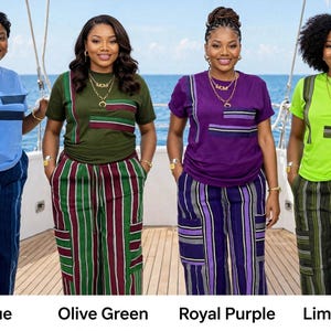 Pode incluir: Quatro conjuntos a condizer compostos por uma t-shirt de manga curta com bolso no peito e calças cargo às riscas. Os conjuntos estão disponíveis em azul-celeste, verde-azeitona, roxo-real e verde-lima, com padrões de riscas verticais.