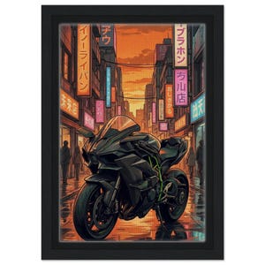 Op de afbeelding: Ingelijste kunstprint met een zwarte motorfiets in een stadsstraat met Japanse tekst op neonreclame. Het kunstwerk heeft een levendige oranje en gele zonsonderganglucht.