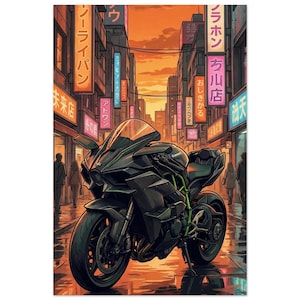 Op de afbeelding: Illustratie van een zwart-groene Kawasaki motorfiets geparkeerd op een natte straat in een stad bij zonsondergang. Neonreclame in Japanse karakters langs de gebouwen. De motorfiets heeft een strak design met groene accenten.