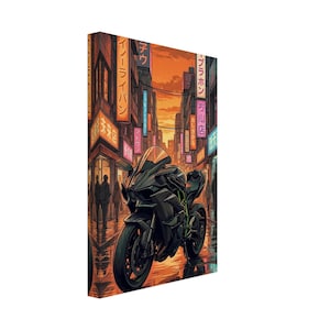 Op de afbeelding: Canvas print van een zwarte motorfiets geparkeerd op een natte straat in een stad bij zonsondergang. Het kunstwerk toont Japanse neonreclame en een persoon die op de achtergrond loopt. De motorfiets heeft groene accenten.