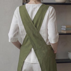 Delantal japonés de lino con espalda cruzada y bolsillos funcionales grandes.