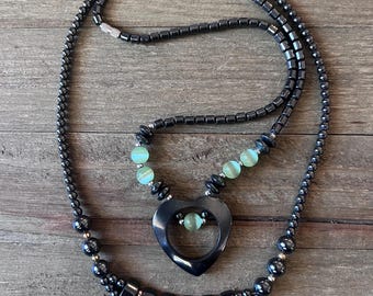 Lote de collar vintage de cuentas de hematita con colgante de corazón y cuentas con detalles verdes y dorados
