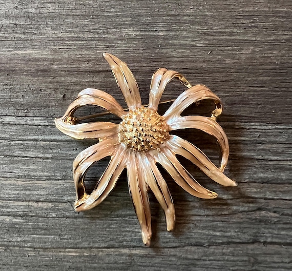 Vintage Gold Tone Enamel Daisy Flower Brooch