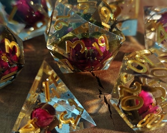 Handgefertigte scharfe Kanten Harz Würfel Set mit echter getrockneter Rose | Flüssige Glitzer Galaxie Würfel