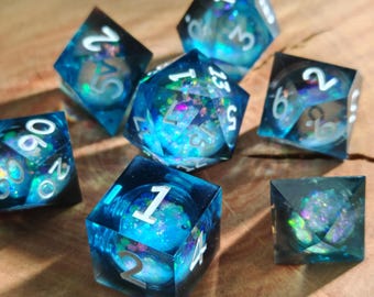 Liquid Core DND Würfelset - Blaue Glitzer Resin Würfel für Dungeons und Dragons
