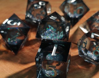 Midnight Black Flüssigkern Holographische Würfel Set | Flüssige Glitzer Galaxie Würfel