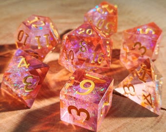 Juego de dados holográficos de borde afilado, color púrpura y rosa atardecer, dados DND de resina con brillo iridiscente.