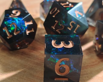 Midnight Galaxy DND Würfel Set - Schwarzes Resin mit Holografischen Flakes & Kupfer Ziffern