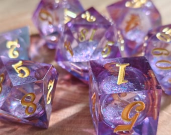 Lila Liquid Core DND Würfelset - Goldene Zahl Sharp Edge Resin Würfel für Dungeons und Dragons