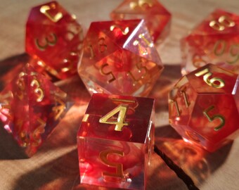 Rubinrotes Sharp Edge Würfelset mit goldenen Zahlen | Luxus DND Würfel für Dungeons and Dragons