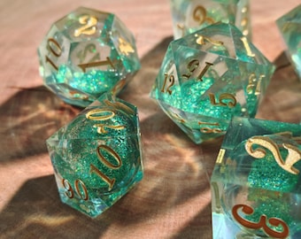 Aqua Grün Flüssiges Glitzer DND Würfel Set | Resin Ozeanwürfel mit Floating Glitter