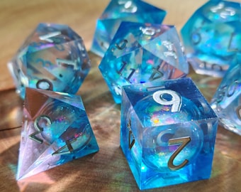 Aqua Blau Holographisches Liquid Core DND Würfelset - Sharp Edge Resin Würfel für Dungeons und Dragons