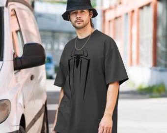 Oversized t-shirt with a distressed effect and spider design on the front.