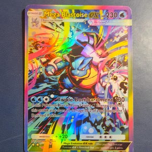 Peut inclure: Une carte à collectionner holographique Mega Blastoise EX avec un arrière-plan multicolore vibrant et des traînées lumineuses dynamiques. La carte montre le personnage en position de combat, le texte de l'attaque Triple-Bombardement et 230 PV.