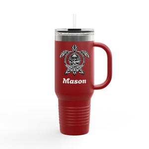 Puede incluir: Un vaso de viaje rojo con asa y pajita. El vaso presenta un diseño de Guam en blanco y negro con una tortuga y el nombre "Mason" en letras blancas. El vaso está diseñado para contener aproximadamente 887 ml.
