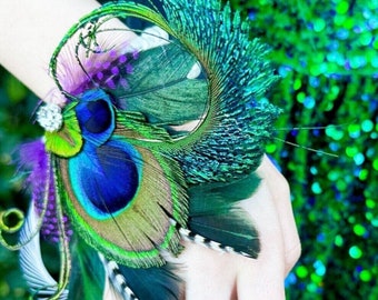 Ramillete de muñeca de pavo real, ramillete de plumas verde azulado y morado