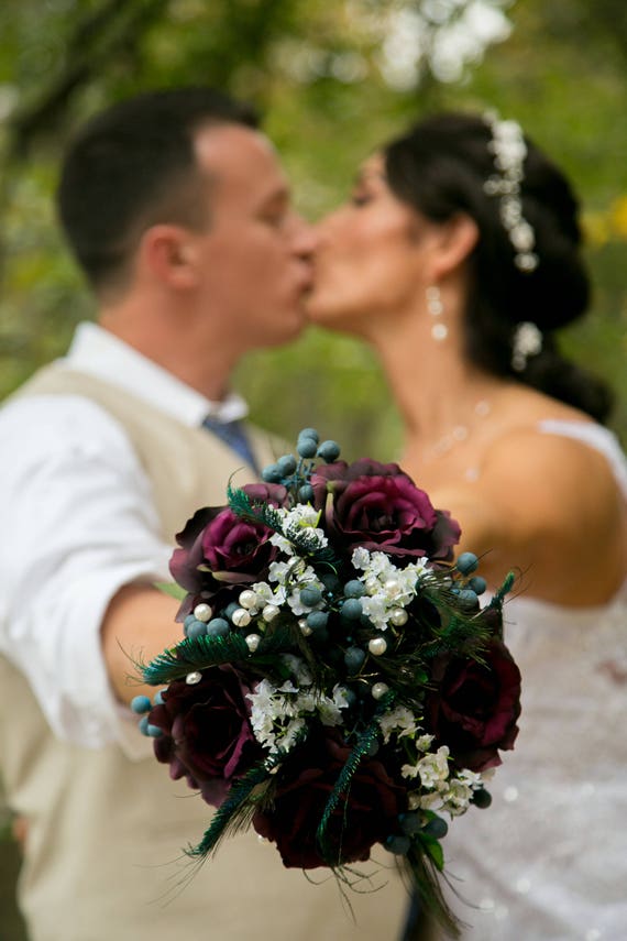 Bouquet de mariee prune avec roses plumes de paon accent de myrtille tiges de perles gypsophile bouquet violet prune fausses fleurs Etsy France