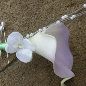 Calla lily boutonniere with pearl stems