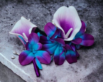 Pols corsage en boutonniere set, real touch picasso calla lelie, galaxy orchidee, calla boutonniere, parel corsage, paars, blauw