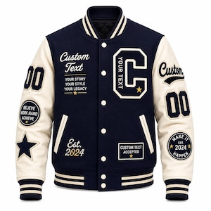 Puede incluir: Una chaqueta universitaria azul marino y crema con botones a presión blancos, puños y cuello de canalé a rayas. El frente y las mangas están decorados con varios parches y textos, incluyendo Custom Text, Your Story, Your Style, Your Legacy, Est. 2024 y Make It Happen.