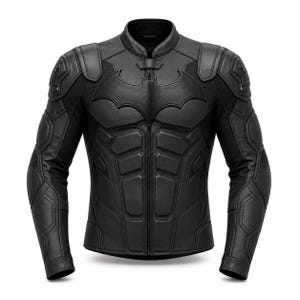 Könnte beinhalten: Eine schwarze Motorradjacke aus Leder mit einer geformten Brustplatte und einem markanten fledermausförmigen Emblem. Die Jacke verfügt über strukturierte Schulterpolster, verstärkte Armpartien mit geometrischen Details, einen hohen Kragen und einen zentralen Reißverschluss.