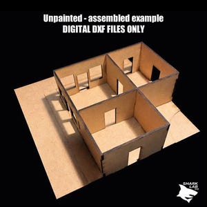 Peut inclure: Maquette assemblée d'une maison en carton brun clair. Elle présente des murs intérieurs, des ouvertures de portes et de fenêtres. Le texte en haut indique "Unpainted - assembled example DIGITAL DXF FILES ONLY".