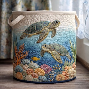 Könnte beinhalten: Ein Set aus drei Keramikbechern mit gesprenkelter, matter Oberfläche. Jeder Becher hat eine andere Farbe: hellblau, creme und grau. Die Becher haben ein schlichtes, modernes Design, ideal für Kaffee oder Tee.