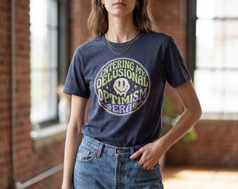 Wahnhaftes Optimismus-Ära-T-Shirt | Ironisches Positivität Tee | Charakter Energie Shirt | Lustiges Manifestation Geschenk für Gen Z und Millennials