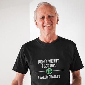 Könnte beinhalten: Eine weiße Keramik-Tasse mit schwarzem Henkel und dem Text "But First, Coffee" in handschriftlichem Stil. Die Tasse steht auf einer weißen Oberfläche. Die Tasse ist etwa 10 cm hoch.