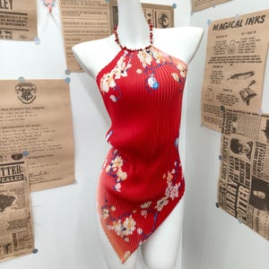 Vibrant Red Plum Blossom Print Pleated Satin Halter Corset Top, Bead Chain Neck Self Tie Open Back Asymmetric Point Hem Slim  Tank