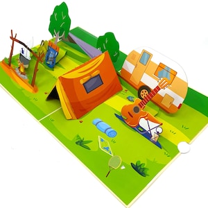 Biglietto d'auguri pop-up personalizzato per campeggio / Biglietto d'auguri 3D con scena di campeggio divertente / Biglietto d'auguri fatto a mano per esterni / Regalo unico per gli amanti del campeggio e gli avventurieri