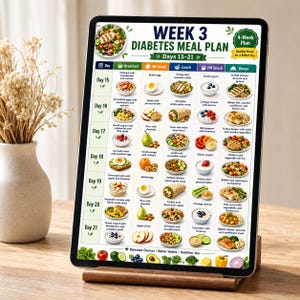 K&ouml;nnte beinhalten: Ein digitales Tablet zeigt einen 3-Wochen-Diabetes-Ern&auml;hrungsplan f&uuml;r die Tage 15-21 mit einem Raster f&uuml;r Fr&uuml;hst&uuml;ck, Snacks, Mittag- und Abendessen. Die &Uuml;bersicht enth&auml;lt Textbeschriftungen f&uuml;r t&auml;gliche Mahlzeiten, kleine Lebensmittelillustrationen und ein gr&uuml;nes 4-Week Plan-Abzeichen in der Ecke. Das Tablet steht in einem Holzst&auml;nder.
