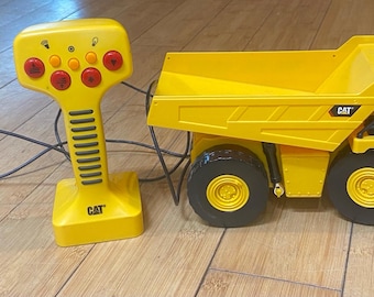 Autocarro con cassone ribaltabile telecomandato CAT Toy State vintage degli anni '90 - Luci funzionanti, suoni e cassone motorizzato