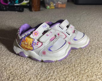 Zapatos vintage de bebé Winnie the Pooh de Disney (talla 2) - Buster Brown Co. Zapatillas blancas y moradas con cerdito