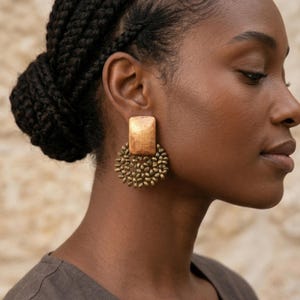 Brincos retangulares texturizados em ouro, brincos pendentes com contas, brincos artesanais marcantes, joias boho modernas, presente exclusivo para ela.