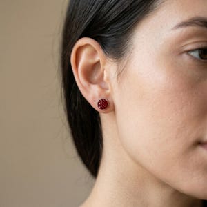 Orecchini a lobo con pavé di cristalli rossi, piccoli orecchini rotondi in argento sterling 925, delicato regalo di compleanno per lei, gioielli rossi romantici, orecchini per tutti i giorni