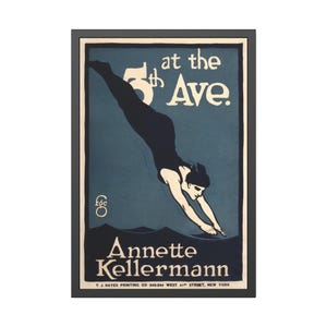 Op de afbeelding: Een ingelijste vintage poster met een donker silhouet van een persoon die in het water duikt. De tekst luidt 5th at the Ave. en Annette Kellermann. Het kleurenpalet bestaat uit diepblauwe, zwarte en crèmekleurige tinten met een donkergrijze lijst.