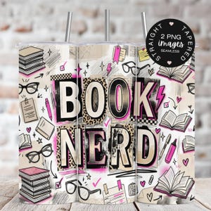 Könnte beinhalten: Ein Becher mit einem "Book Nerd"-Design. Das Design enthält die Wörter "Book Nerd" in einem Collage-Stil mit Leopardenmuster und rosa Akzenten. Der Hintergrund zeigt Bücher, Brillen, Stifte und andere Kritzeleien zum Thema Bücher. Zwei silberne Strohhalme sind sichtbar.