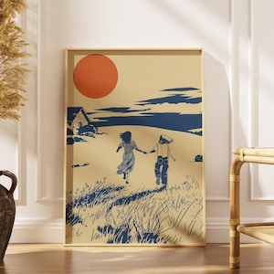 Op de afbeelding: Ingelijste kunstdruk met een gestileerde illustratie van twee figuren die hand in hand door een veld rennen. Het kunstwerk heeft een warm kleurenpalet met een grote oranje zon, blauwe accenten en een boerderij. Een decoratief stuk voor interieurdecoratie.