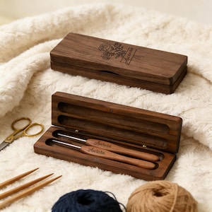 Anpassade virknålset i blodrosenträ, personligt graverat namn, ergonomiskt trähandtag, virkad present med valnötsask