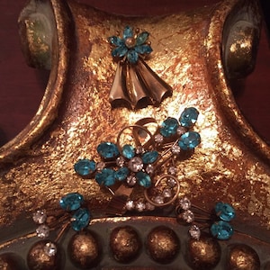 Hollywood regency 12K GF retro blue rhinestone brooch 2“ x 2“ screwback earrings~ BONUS free additional matching piece, antique 12k gf