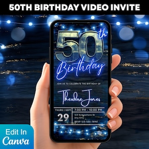 Pode incluir: Um smartphone exibindo um convite em vídeo para o 50º aniversário. O design apresenta um gráfico "50th Birthday" em azul e dourado, com detalhes do evento abaixo. O telefone é segurado contra um fundo azul escuro com luzes de corda.