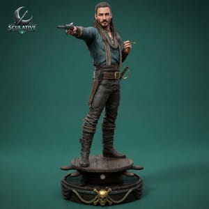 Może przedstawiać: Szczegółowa figurka pirata, trzymającego pistolet i małą fajkę. Postać ma na sobie niebieską koszulę, ciemne spodnie i buty, z paskiem i mieczem. Podstawa przedstawia wzór koła sterowego z czaszką i skrzyżowanymi piszczelami.