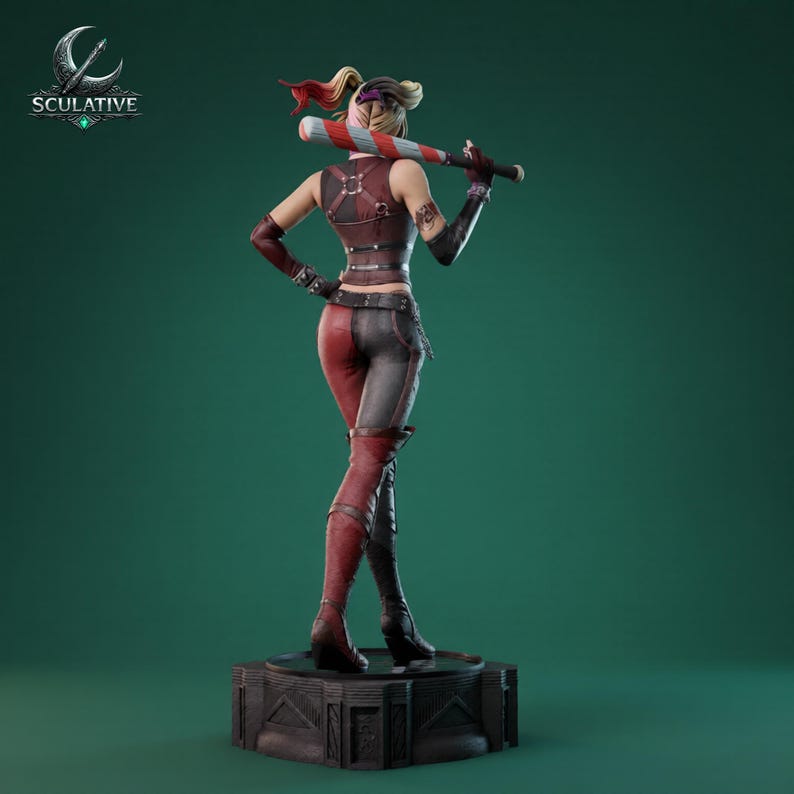 K&ouml;nnte beinhalten: Detaillierte Figur einer Figur in einem rot, schwarz und grau gehaltenen Kost&uuml;m, die einen Baseballschl&auml;ger mit Zuckerstangen-Streifen h&auml;lt. Die Figur steht auf einem dekorativen Sockel. Das Logo "SCULATIVE" befindet sich in der oberen linken Ecke.