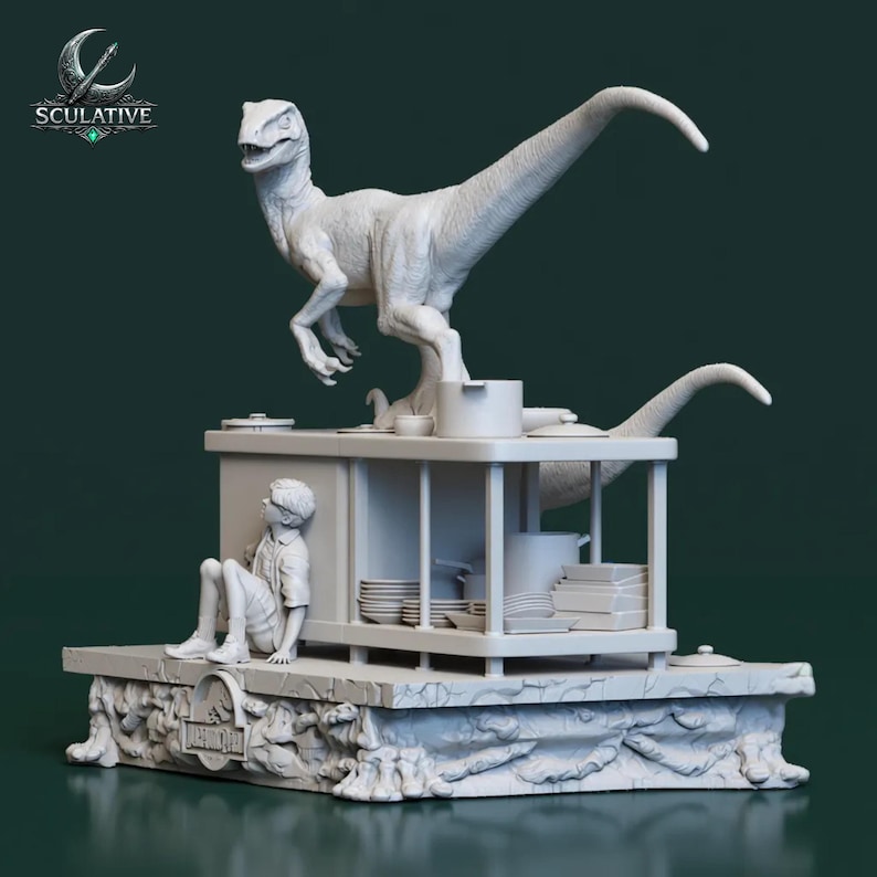 Peut inclure: Une sculpture blanche d&eacute;taill&eacute;e repr&eacute;sentant un dinosaure et un gar&ccedil;on, avec des &eacute;l&eacute;ments de cuisine. Le dinosaure est pos&eacute; au-dessus d'un comptoir de cuisine avec des plats et des casseroles. Le gar&ccedil;on est assis sur la base, qui porte le logo Jurassic Park. La sculpture est &eacute;tiquet&eacute;e "Sculative".