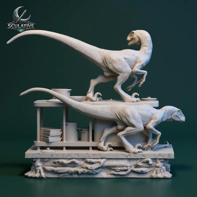 Peut inclure: Une sculpture d&eacute;taill&eacute;e repr&eacute;sentant deux dinosaures v&eacute;lociraptors dans une pose dynamique. Les dinosaures sont de couleur claire et se tiennent sur une base d&eacute;taill&eacute;e avec des &eacute;l&eacute;ments architecturaux. La sculpture porte le texte "SCULATIVE" et un logo.